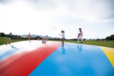 Obří vzduchová trampolína